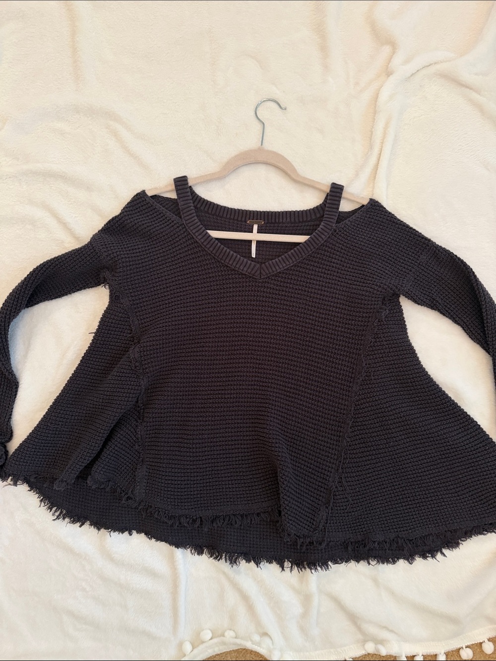 Free People Black Frayed-Hem V-Neck Knit Pullover cold shoulder size small